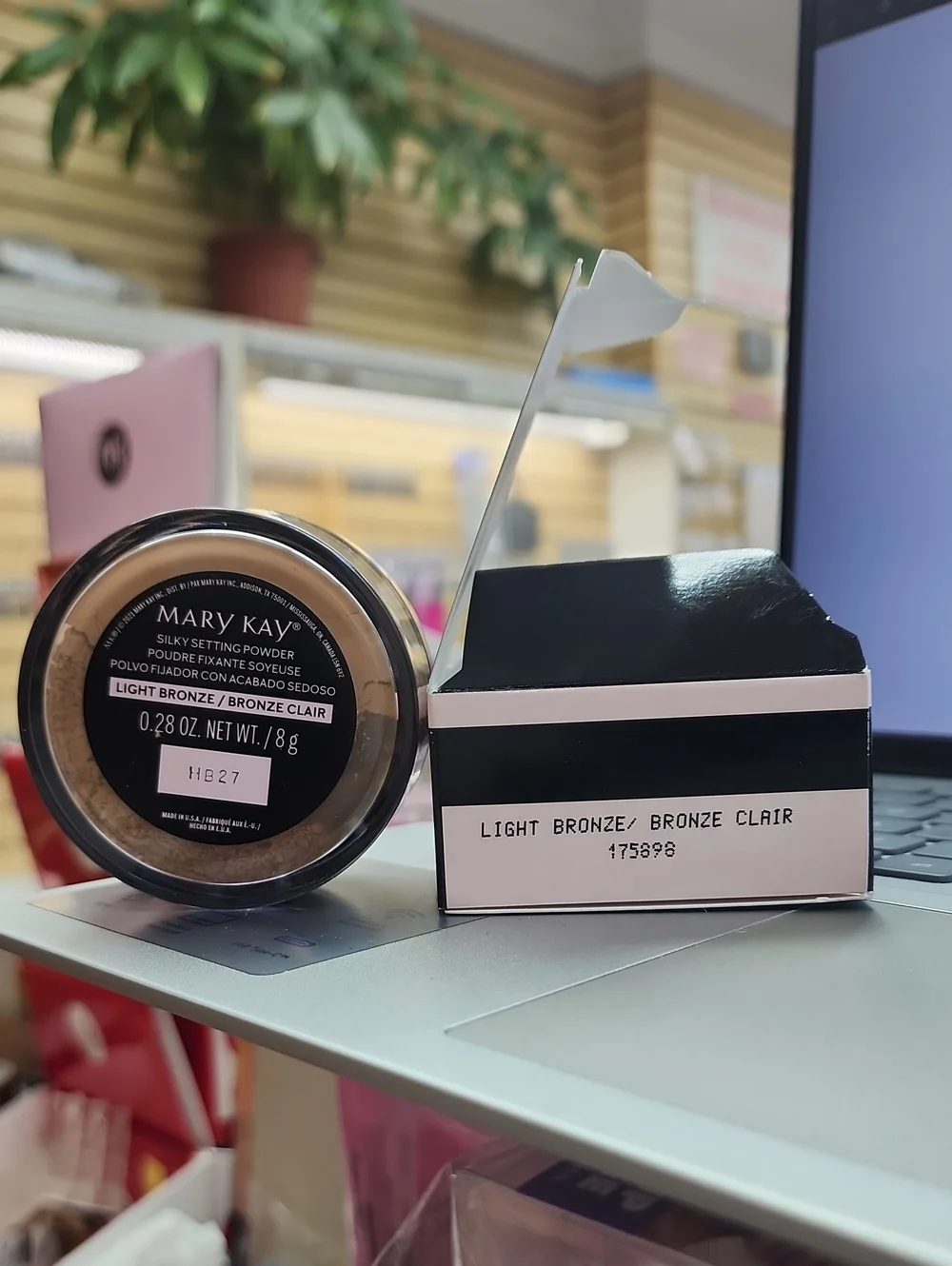 Mary Kay Silky Setting Powder - Light Bronze & Black Packaging